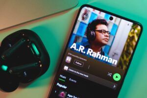 US and UK Share of Superstar Artists Falls to 40.7%